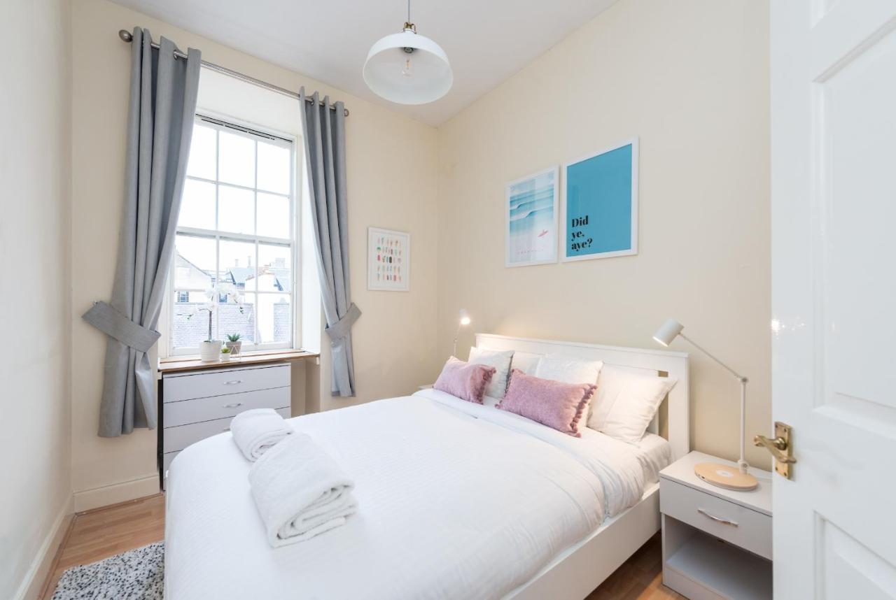 Bright And Modern 2 Bed Apartment เอดินบะระ ภายนอก รูปภาพ