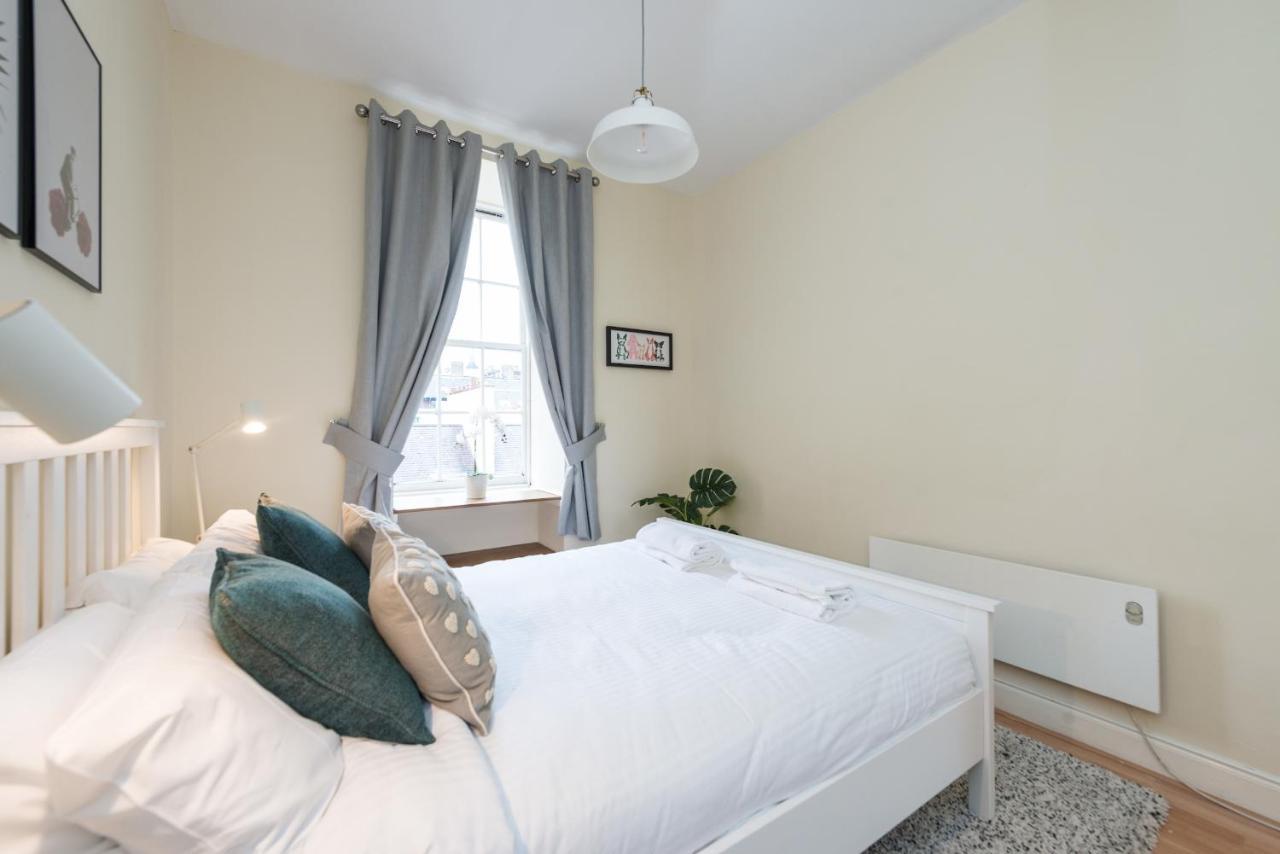 Bright And Modern 2 Bed Apartment เอดินบะระ ภายนอก รูปภาพ
