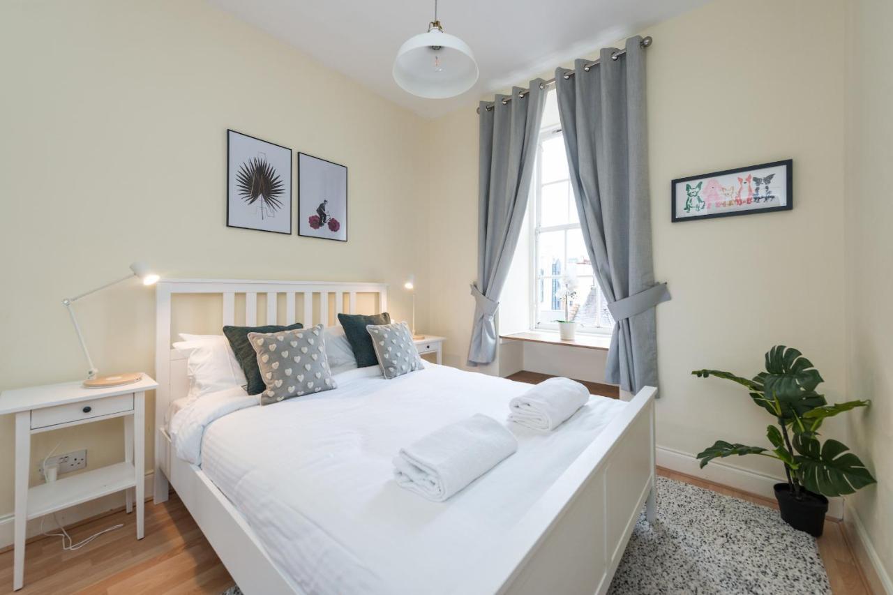 Bright And Modern 2 Bed Apartment เอดินบะระ ภายนอก รูปภาพ